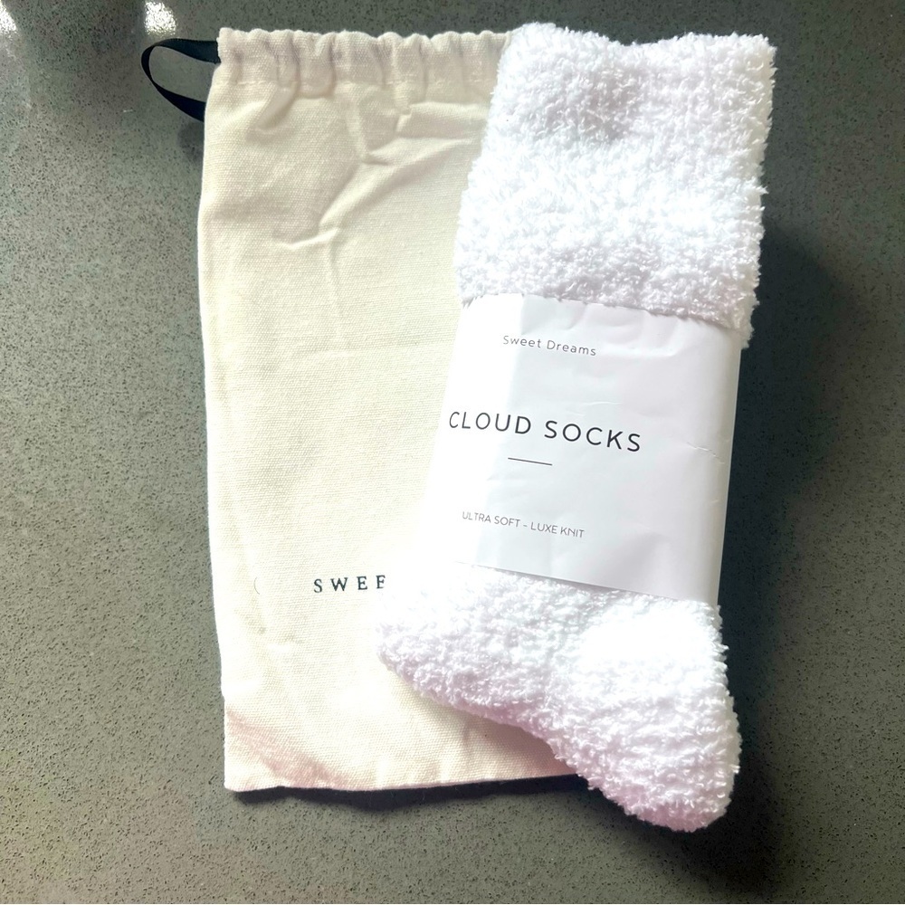 NWT Sweet Dreams Cloud Socks White Fuzzy Cozy Warm Knit Socks Hosiery Lounge
